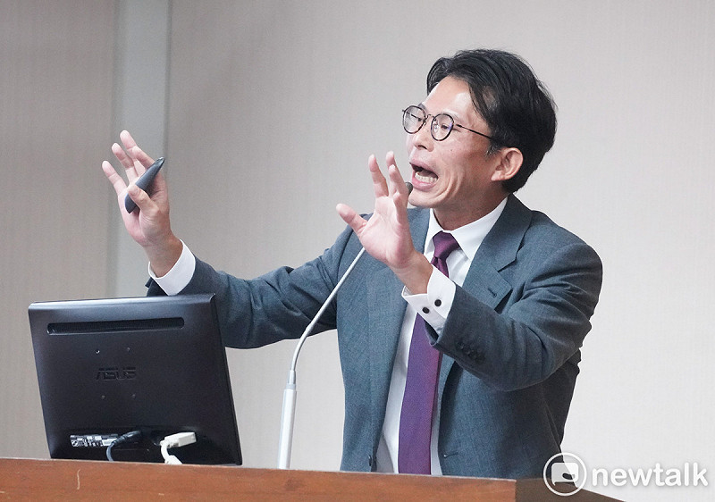 黃國昌表態參選新北市長，他日前表示，要租辦公室給他需要很大的勇氣，「因民進黨政府查水表查得滿厲害的」。翁達瑞發文破解黃國昌的抹黑術，痛批黃國昌操弄的「逆向邏輯」謊言，也是共產黨擅長的詭辯。   圖：張良一/攝（資料照）