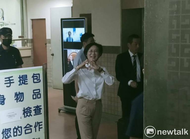 林岱樺涉詐首出庭,面帶笑容向媒體比愛心,   圖:孫家銘/攝