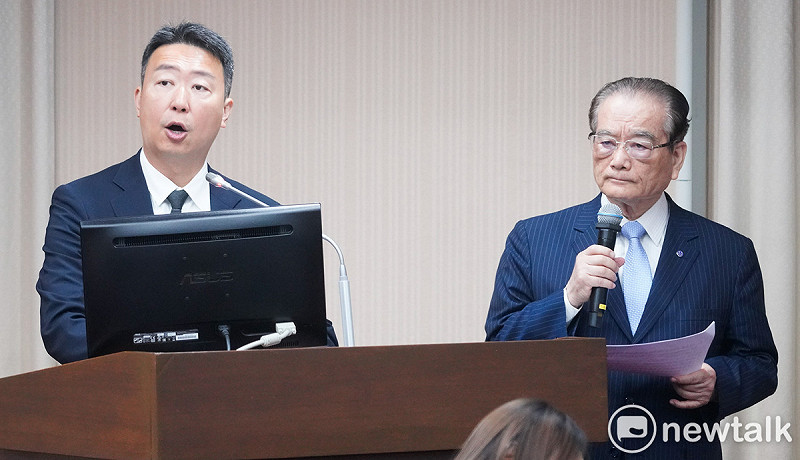 交通部長陳世凱、台鐵董事長鄭光遠在立院交通委員會備詢。   圖:張良一 / 攝