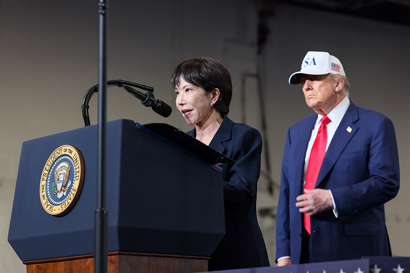 川普總統前日在日本橫須賀與日本首相高市早苗登上「喬治·華盛頓」號航空母艦,同時向美軍部隊發表演講。   圖:取自日本首相官邸臉書