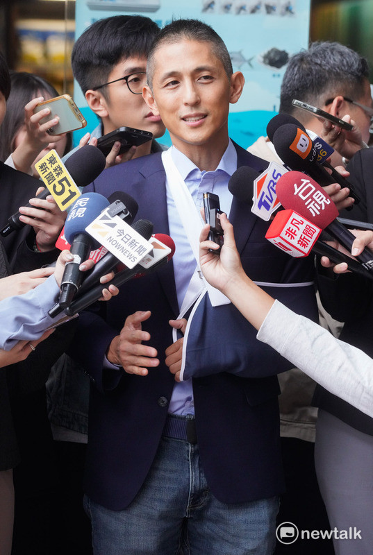 壯闊台灣聯盟創辦人吳怡農今到民進黨中央黨部遞交參選臺北市長意願書,希望民進黨提名參選。   圖:張良一/攝