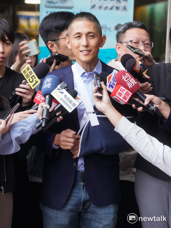 壯闊台灣聯盟創辦人吳怡農今到民進黨中央黨部遞交參選臺北市長意願書,希望民進黨提名參選。   圖:張良一/攝