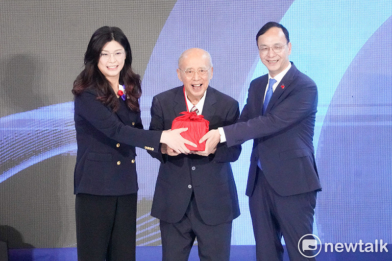 國民黨新任黨主席鄭麗文今就任，並發表就職演說。圖為交接儀式。   圖：張良一/攝