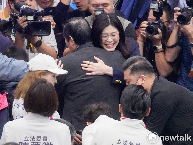 國民黨新任黨主席鄭麗文今就任,並發表就職演說。圖為鄭麗文在交接典禮結束前,和前主席馬英九相互擁抱。   圖:張良一/攝