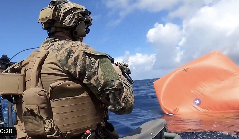 美軍已經接連攻擊委國船隻好幾周,委內瑞拉向俄羅斯尋求支援。 圖:翻攝自@sentdefender   美軍已經接連攻擊委國船隻好幾周,委內瑞拉向俄羅斯尋求支援。 圖:翻攝自@sentdefender