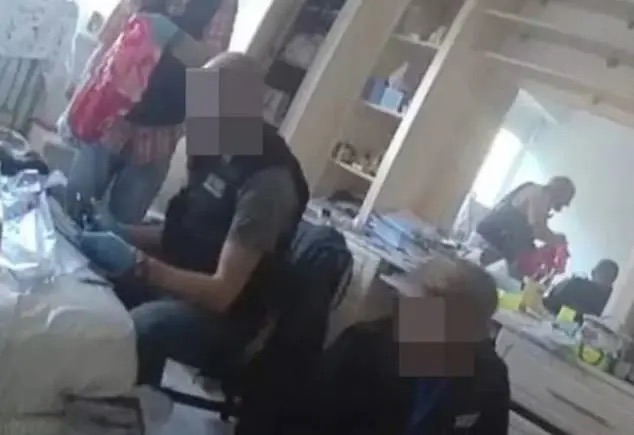 英國警方搜查錢志敏住處。 圖：翻攝自紅星新聞