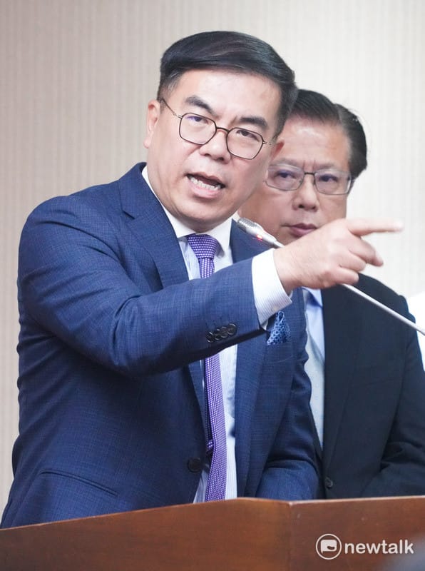 彭啓明今赴立法院進行全台垃圾山危機等專案報告，被問到廚餘處理的問題。&nbsp;&nbsp;&nbsp;圖：張良一／攝