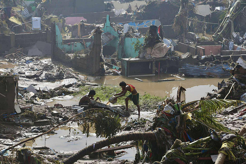 河流暴漲導致多地淹水,汽車、貨櫃與河邊住屋被洪水沖走。 圖:達志影像/美聯社 河流暴漲導致多地淹水,汽車、貨櫃與河邊住屋被洪水沖走。 圖:達志影像/美聯社