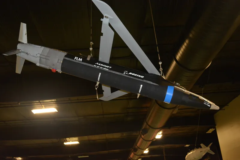 小直徑炸彈是一種由美國最早提出的無動力面對稱遠程空地攻擊武器。 圖:翻攝自騰訊網 小直徑炸彈是一種由美國最早提出的無動力面對稱遠程空地攻擊武器。 圖:翻攝自騰訊網