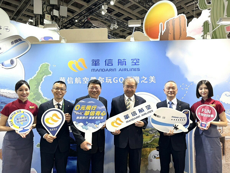 華信航空董事長陳大鈞（左三）及總經理莊明哲（左二）親臨現場出席旅展開幕儀式。   圖：華信航空／提供