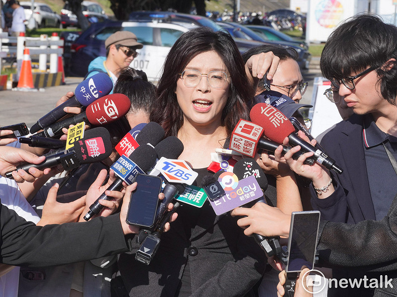 國民黨鄭麗文出席2025年【五○年代白色恐怖秋祭追思慰靈大會】，並向吳石等受難者獻花。   圖：張良一/攝