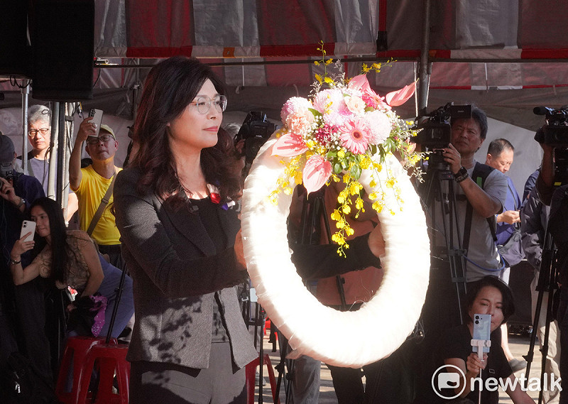 國民黨鄭麗文出席2025年【五○年代白色恐怖秋祭追思慰靈大會】，並向吳石等受難者獻花。   圖：張良一/攝
