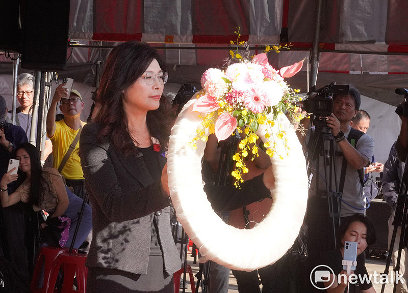 國民黨主席鄭麗文出席2025年【五○年代白色恐怖秋祭追思慰靈大會】，並向吳石等受難者獻花。   圖：張良一/攝