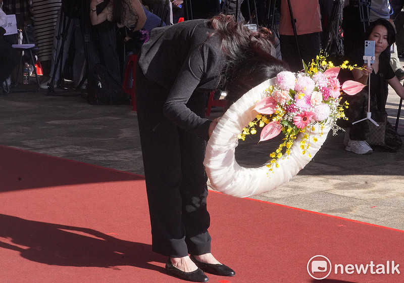 國民黨主席鄭麗文出席2025年【五○年代白色恐怖秋祭追思慰靈大會】,並向吳石等受難者獻花。 圖:張良一/攝 國民黨主席鄭麗文出席2025年【五○年代白色恐怖秋祭追思慰靈大會】,並向吳石等受難者獻花。 圖:張良一/攝