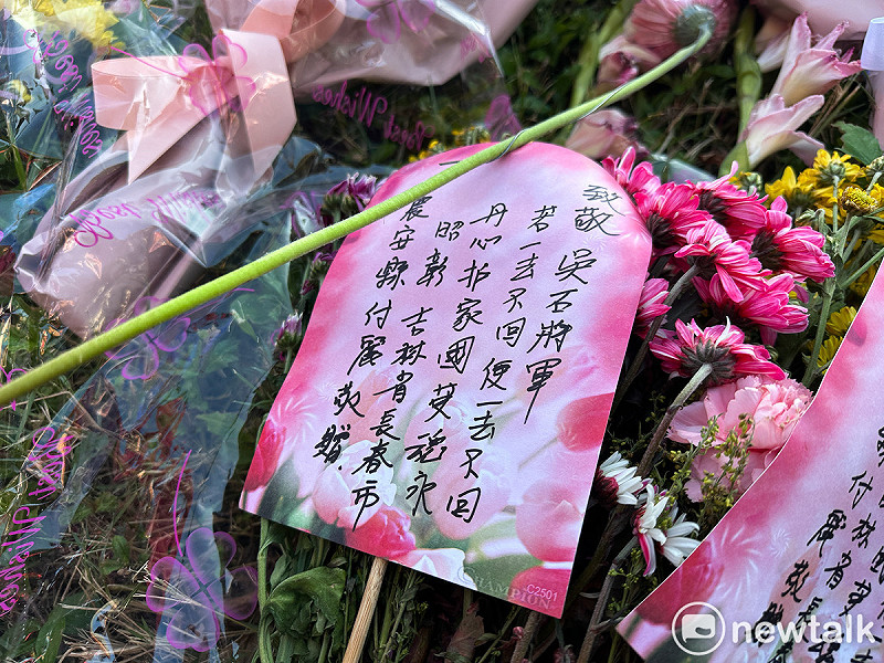 國民黨主席鄭麗文出席2025年【五○年代白色恐怖秋祭追思慰靈大會】，鄭麗文否認這項由統派舉辦的活動是以紀念共諜吳石為主，但現場出現許多紀念吳石的簡體中文文字，並指名給吳石的鮮花和鳳梨酥。   圖：張良一/攝