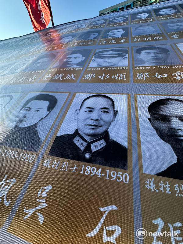 國民黨鄭麗文出席2025年【五○年代白色恐怖秋祭追思慰靈大會】，鄭麗文否認這項由統派舉辦的活動是以紀念共諜吳石為主，但現場出現許多紀念吳石的簡體中文文字，並指名給吳石的鮮花和鳳梨酥。   圖：張良一/攝