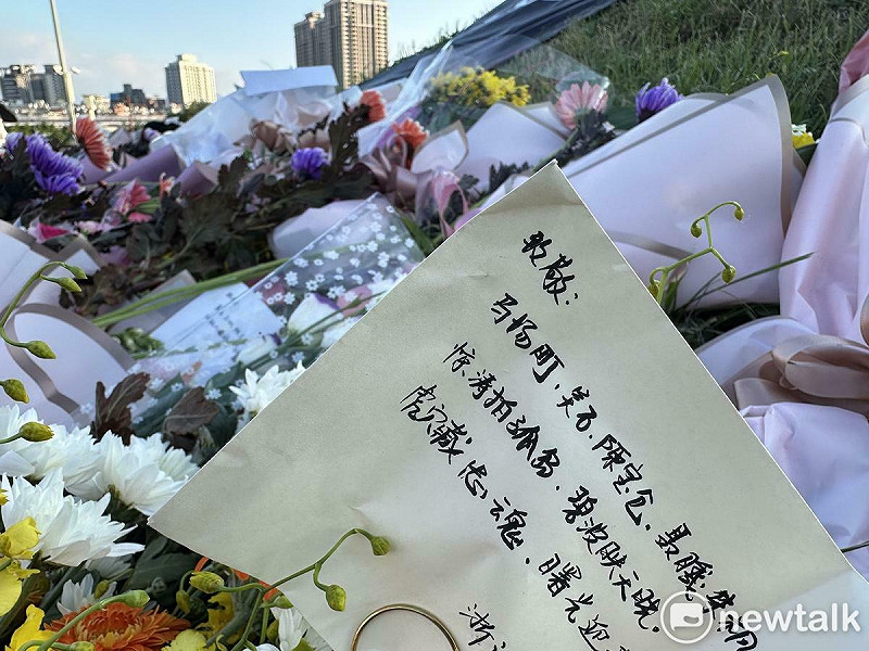 國民黨主席鄭麗文出席2025年【五○年代白色恐怖秋祭追思慰靈大會】，鄭麗文否認這項由統派舉辦的活動是以紀念共諜吳石為主，但現場出現許多紀念吳石的簡體中文文字，並指名給吳石的鮮花和鳳梨酥。   圖：張良一/攝