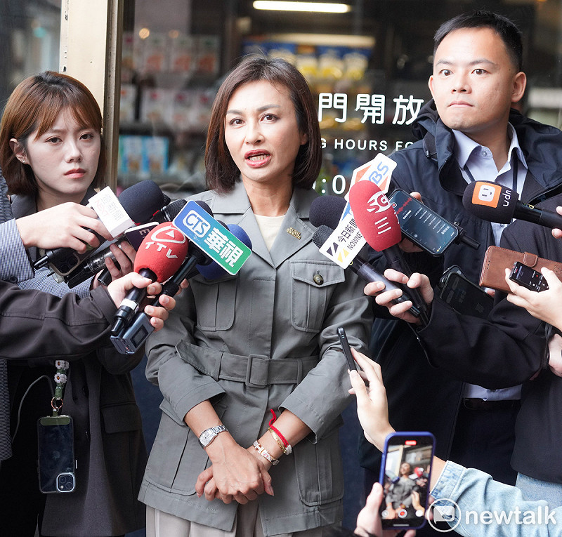 民進黨立委邱議瑩上午前往民進黨中央黨部，登記參加2026年高雄市長民進黨黨內初選。   圖：張良一/攝