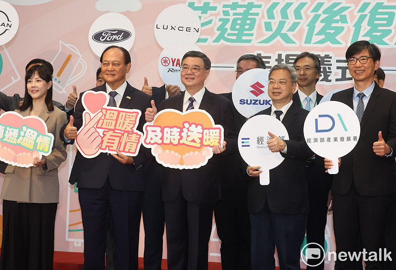 行政院長卓榮泰今（10）天出席「花蓮災後復原表揚儀式」，並偕同政務委員季連成、經濟部長龔明鑫等人與受表揚的廠商合影。   圖：張良一/攝