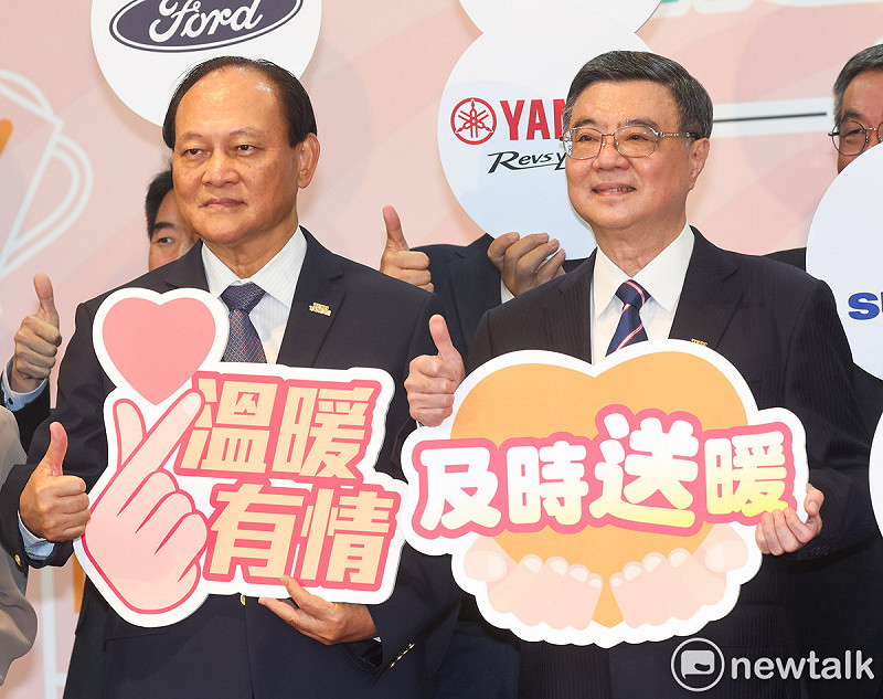 行政院長卓榮泰今（10）天出席「花蓮災後復原表揚儀式」，並偕同政務委員季連成等人與受表揚的廠商合影。   圖：張良一/攝