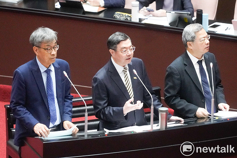 農業部長陳駿季（左）在立院院會總質詢備詢。   圖：張良一/攝