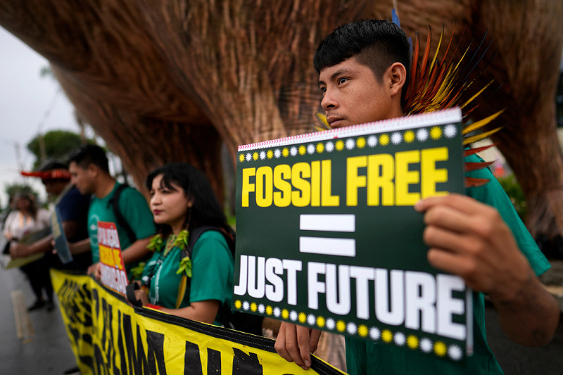 原住民在聯合國氣候變遷大會(COP30)預備會議舉辦地前舉行抗議活動。 圖:達志影像/美聯社 原住民在聯合國氣候變遷大會(COP30)預備會議舉辦地前舉行抗議活動。 圖:達志影像/美聯社