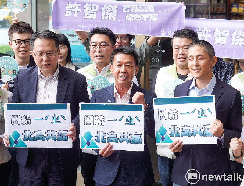  民進黨立委許智傑在立委邱志偉、吳怡農等人的陪同下，到民進黨中央登記高雄市長初選。 圖：張良一/攝 