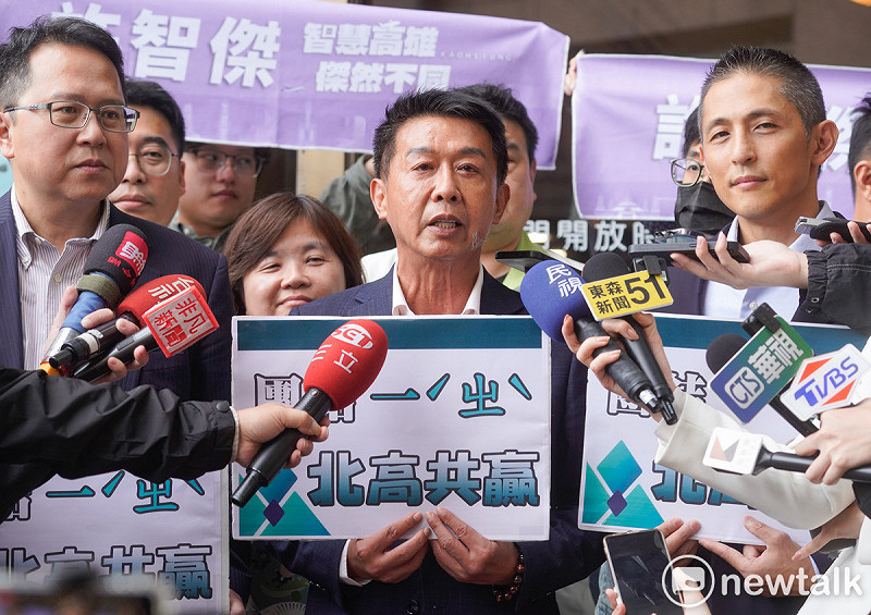 民進黨立委許智傑在立委邱志偉、吳怡農等人的陪同下，到民進黨中央登記高雄市長初選。   圖：張良一/攝