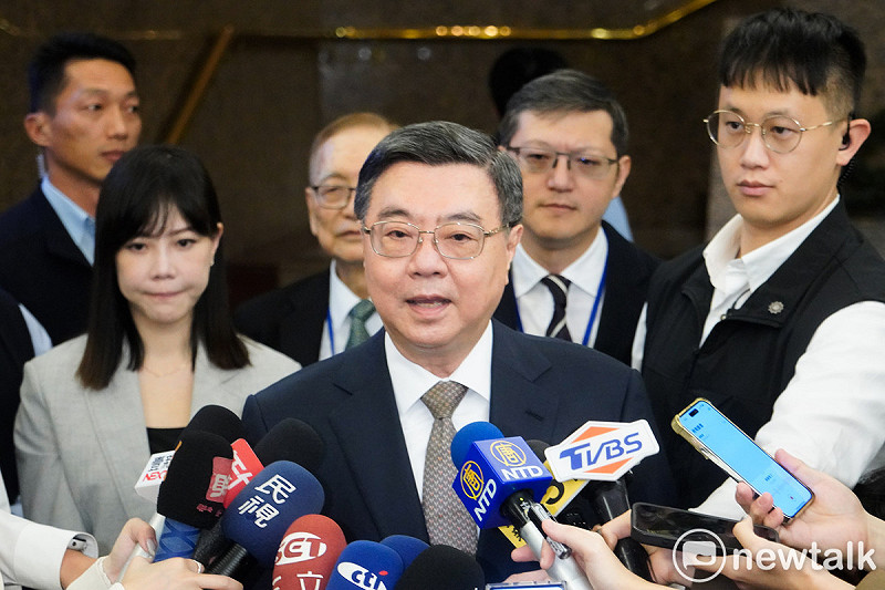 行政院長卓榮泰出席「第35屆台日工程技術研討會開幕典禮」前，回應立院三讀通過的財劃法再修正案。   圖：張良一/攝