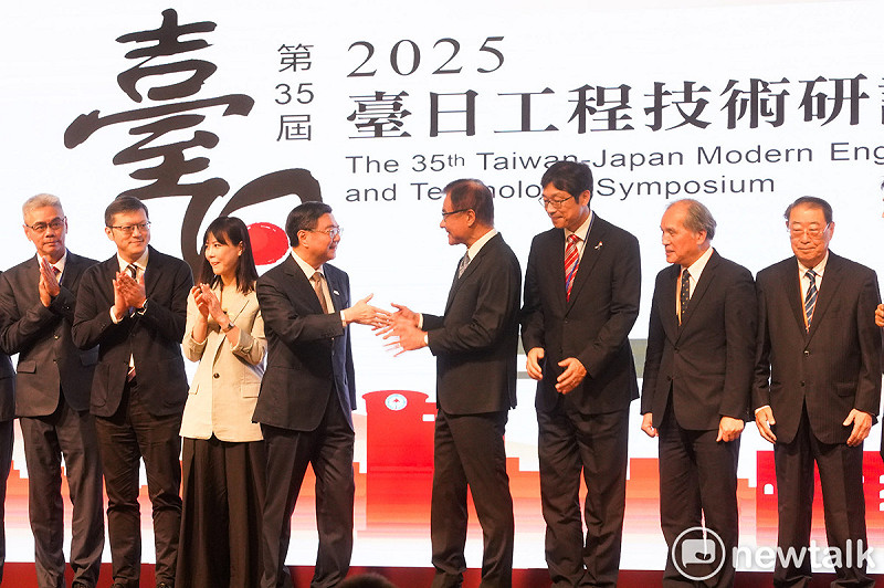 行政院長卓榮泰出席「第35屆台日工程技術研討會開幕典禮」並與與會的台日人士合影。 圖:張良一/攝 行政院長卓榮泰出席「第35屆台日工程技術研討會開幕典禮」並與與會的台日人士合影。 圖:張良一/攝