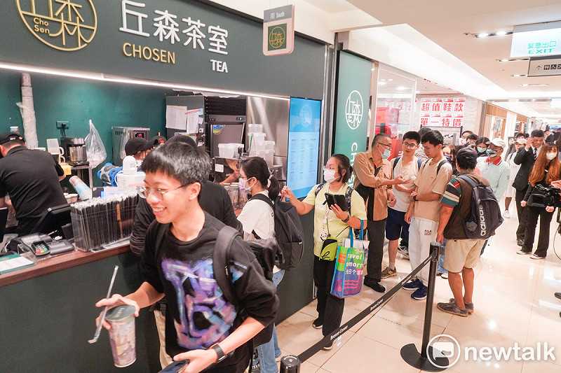 一位自稱是台大大氣系學生日前在鳳鳳颱風前發文，指稱若台北沒放颱風假，他要在台大傅鐘前發放300份雞排，不過他卻在發放雞排日爽約，放眾人鴿子。另一位台大地理系的學生看不下去，聲稱要在17日中午在北車二樓的丘森茶室發放350杯手搖飲，許多民眾聞風而至排隊等候領取手搖飲，也在中午12點一到領到飲料。圖為排隊民眾領取飲料。   圖：張良一/攝