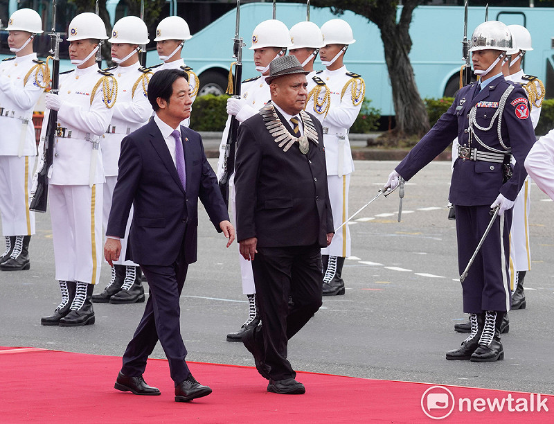 總統賴清德上午在總統府前廣場以軍禮歡迎來台進行國是訪問的吐瓦魯國總理戴斐立伉儷。 圖:張良一/攝 總統賴清德上午在總統府前廣場以軍禮歡迎來台進行國是訪問的吐瓦魯國總理戴斐立伉儷。 圖:張良一/攝