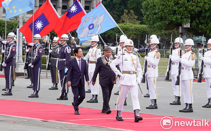 總統賴清德上午在總統府前廣場以軍禮歡迎來台進行國是訪問的吐瓦魯國總理戴斐立伉儷。 圖:張良一/攝 總統賴清德上午在總統府前廣場以軍禮歡迎來台進行國是訪問的吐瓦魯國總理戴斐立伉儷。 圖:張良一/攝