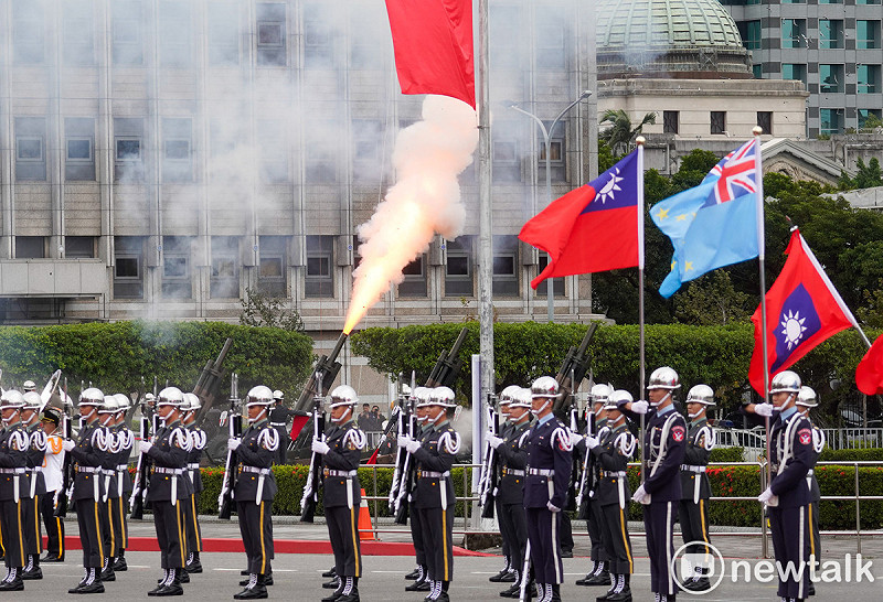 總統賴清德上午在總統府前廣場以軍禮歡迎來台進行國是訪問的吐瓦魯國總理戴斐立伉儷。 圖:張良一/攝 總統賴清德上午在總統府前廣場以軍禮歡迎來台進行國是訪問的吐瓦魯國總理戴斐立伉儷。 圖:張良一/攝