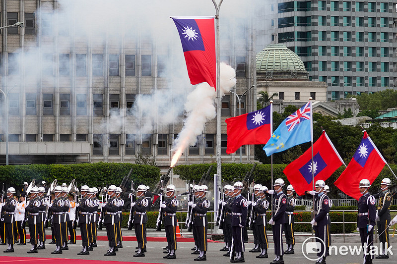 總統賴清德上午在總統府前廣場以軍禮歡迎來台進行國是訪問的吐瓦魯國總理戴斐立伉儷。 圖:張良一/攝 總統賴清德上午在總統府前廣場以軍禮歡迎來台進行國是訪問的吐瓦魯國總理戴斐立伉儷。 圖:張良一/攝
