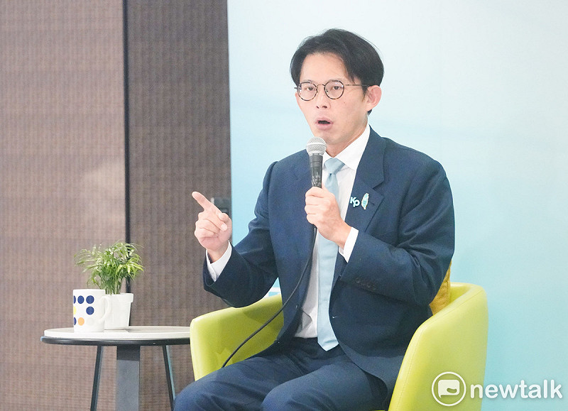 國民黨主席鄭麗文、台灣民眾黨主席黃國昌共同舉行「以行動顧台灣」主席高峰會談。   圖：張良一／攝