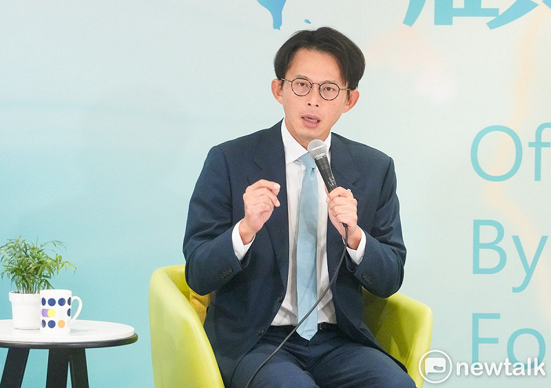 國民黨主席鄭麗文、台灣民眾黨主席黃國昌共同舉行「以行動顧台灣」主席高峰會談。   圖：張良一／攝