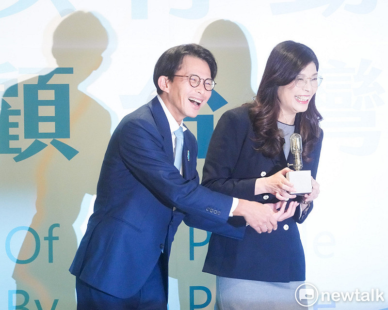 國民黨主席鄭麗文、台灣民眾黨主席黃國昌共同舉行「以行動顧台灣」主席高峰會談。   圖：張良一 / 攝