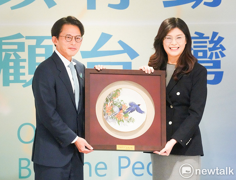 國民黨主席鄭麗文準備鶯歌的台灣藍鵲彩瓷圓盤給黃國昌，代表能藍白共行、台灣必贏、   圖：張良一/攝