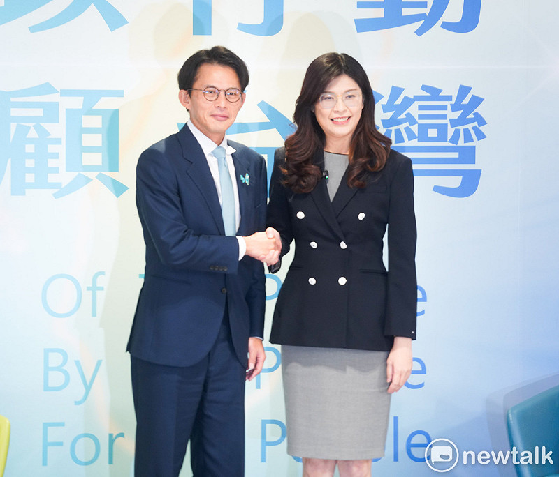 國民黨主席鄭麗文、台灣民眾黨主席黃國昌共同舉行「以行動顧台灣」主席高峰會談。   圖：張良一/攝