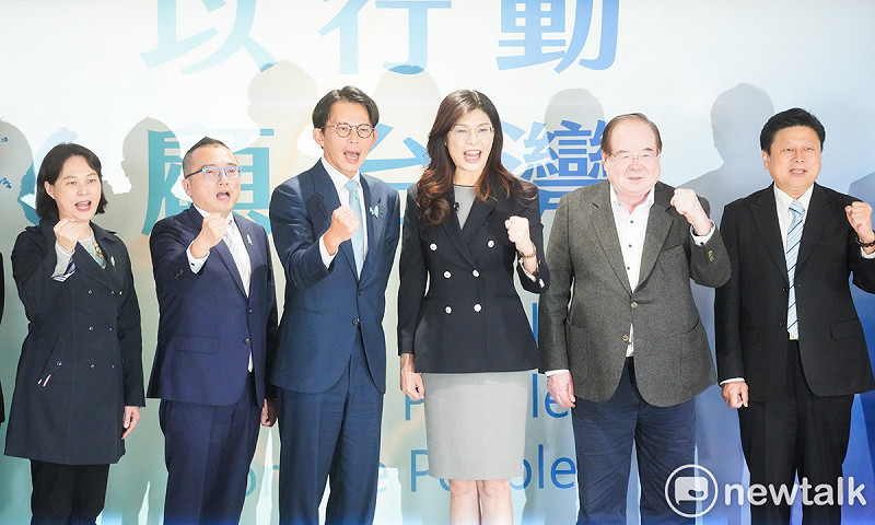 國民黨主席鄭麗文與民眾黨主席黃國昌今舉行會談，雙方在會談後合影。   圖：張良一 / 攝