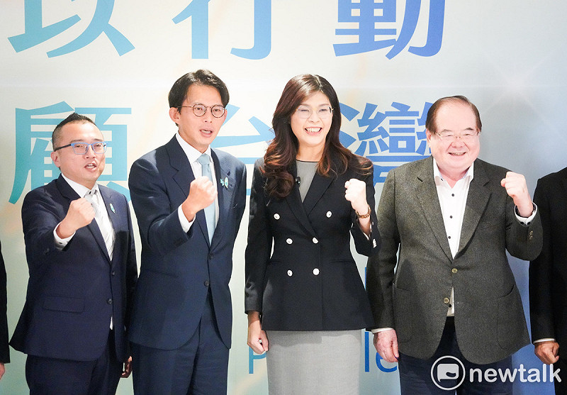 國民黨主席鄭麗文與民眾黨主席黃國昌今舉行會談，雙方在會談後合影。   圖：張良一 / 攝