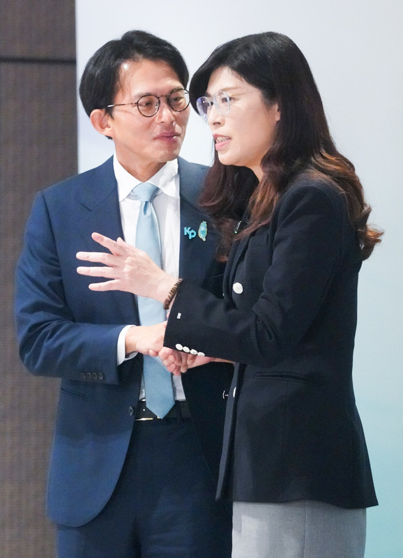 民眾黨主席黃國昌（左）、國民黨主席鄭麗文（右）。   圖：張良一 / 攝