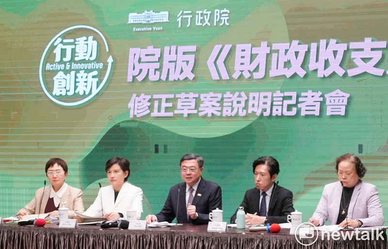 行政院長卓榮泰在副院長鄭麗君、秘書長張惇涵、主計長陳淑姿、財政部長莊翠雲等人的陪同下舉行記者會，說明院版《財政收支劃分法》修正草案內容。   圖：張良一/攝