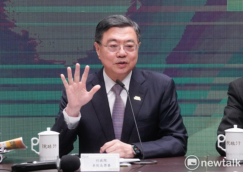 行政院長卓榮泰在副院長鄭麗君等人的陪同下舉行記者會，說明院版《財政收支劃分法》修正草案內容。   圖：張良一/攝