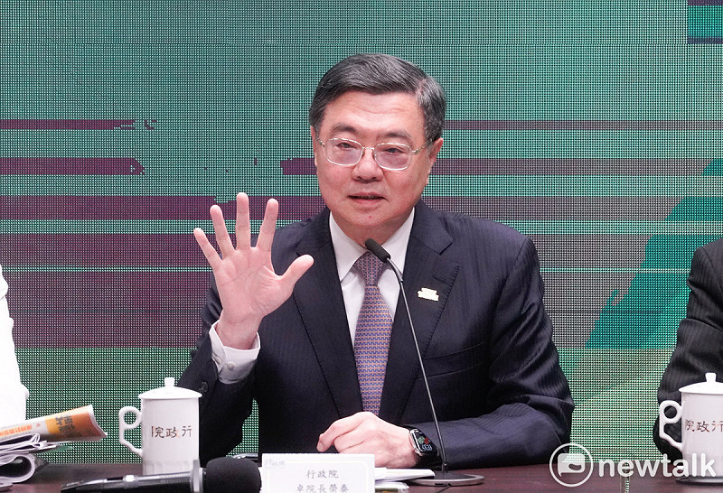 行政院長卓榮泰20日在副院長鄭麗君等人的陪同下舉行記者會，說明院版《財政收支劃分法》修正草案內容。（資料照片）   圖：張良一/攝