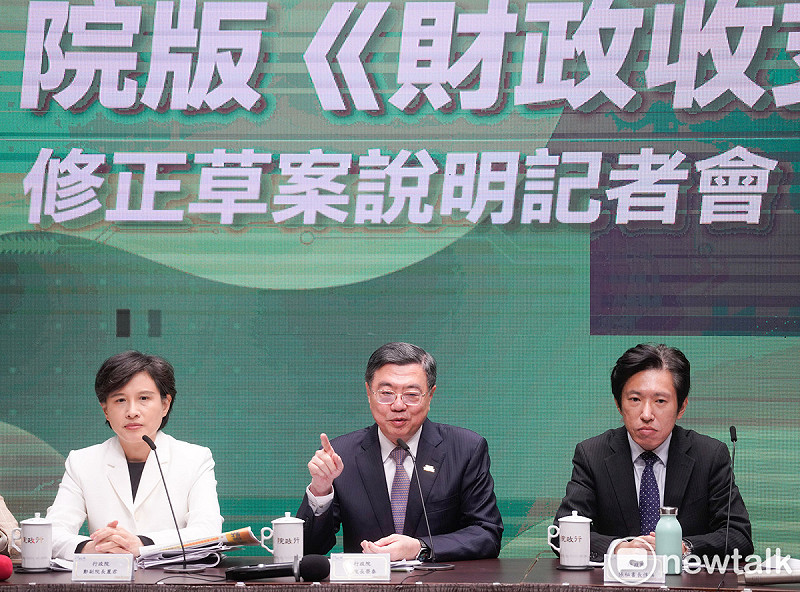 行政院長卓榮泰在副院長鄭麗君、秘書長張惇涵等人的陪同下舉行記者會，說明院版《財政收支劃分法》修正草案內容。   圖：張良一/攝