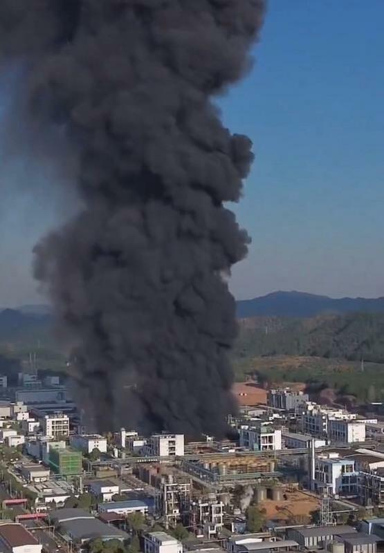  從現場視頻和照片判斷，應是某種易燃液體發生洩漏。 圖：翻攝自 X 帳號 @李老師不是你老師 