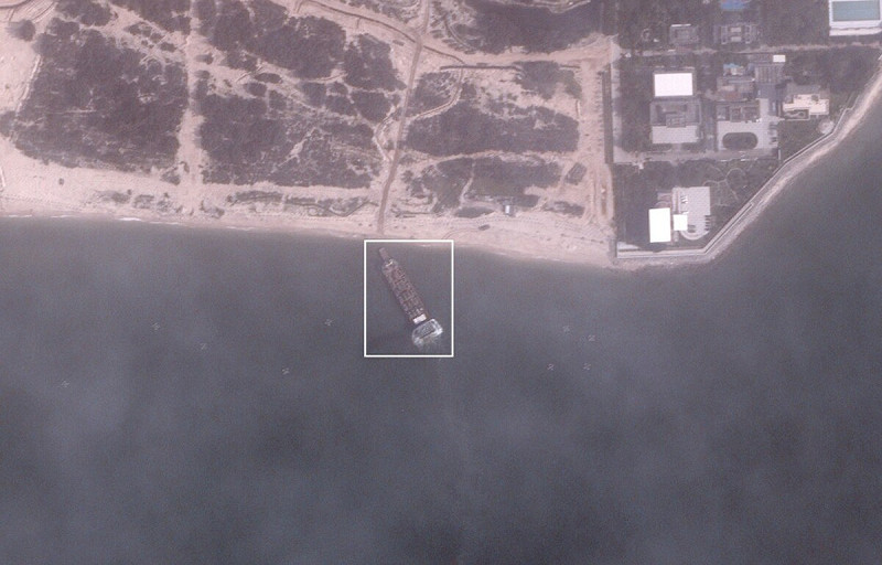  多艘貨船駛向沙灘並直接以自備坡道卸載車輛。 圖：達志影像 / 路透社