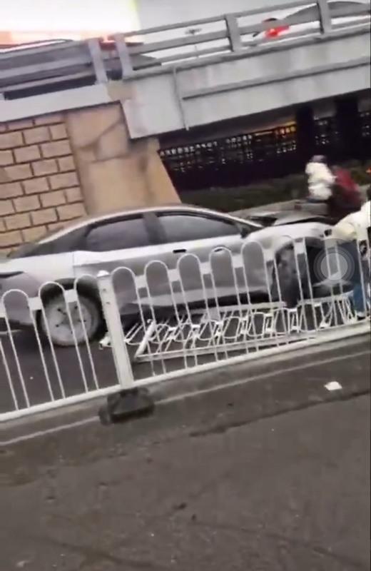  肇事車輛有明顯撞擊痕跡。 圖：翻攝自 X 帳號 @新聞調查 